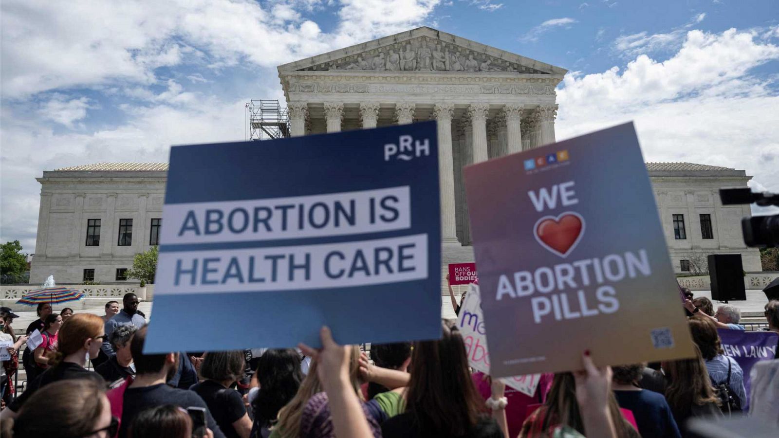 Manifestantes se concentran en apoyo del derecho al aborto ante el Tribunal Supremo de Estados Unidos en Washington.