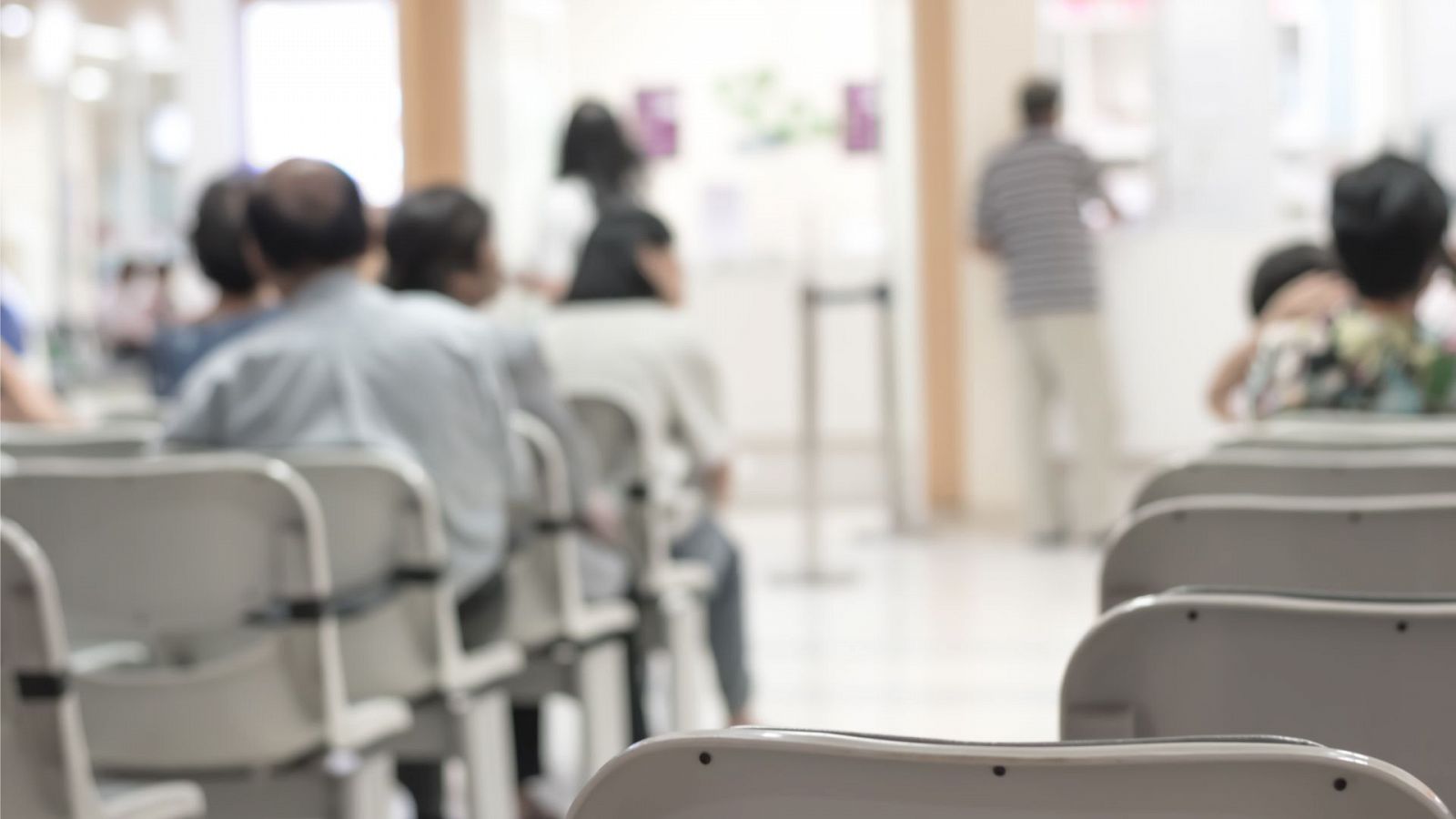 Pacientes esperando a ser atendidos en un centro médico.