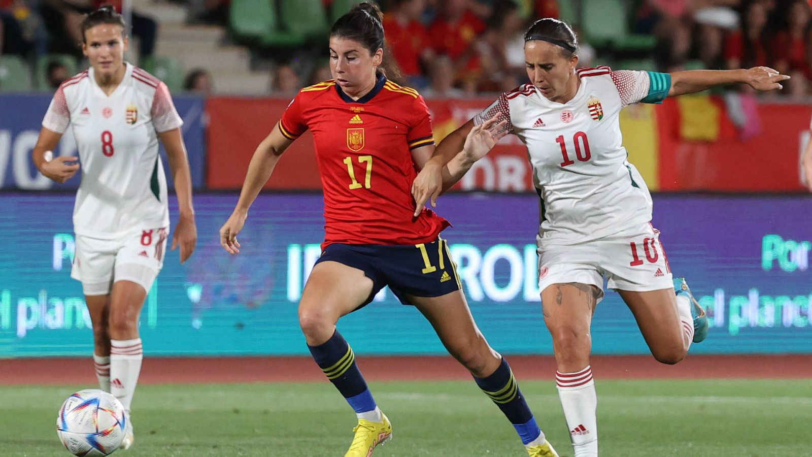 Lucía García (i) se va de una rival en el partido España - Hungría de clasificación para el Mundial femenino 2023