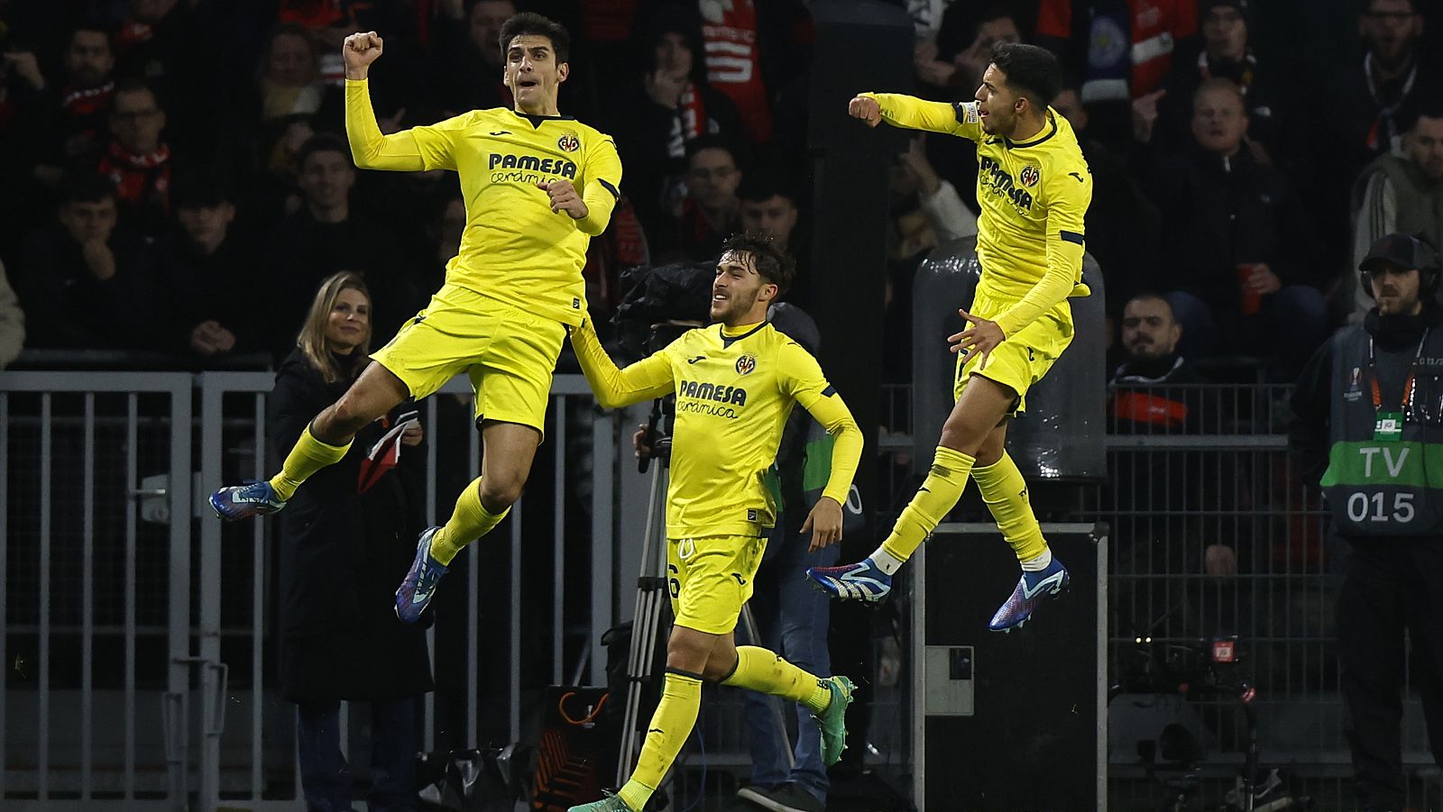 Los jugadores del Villarreal celebran el gol de Gerard Moreno al Rennes.