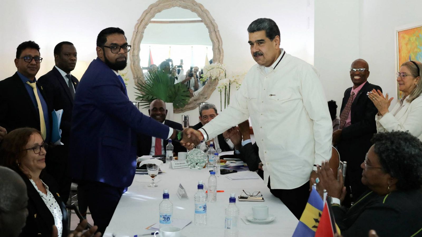 El presidente de Guyana, Irfaan Ali, y su homólogo venezolano, Nicolás Maduro,