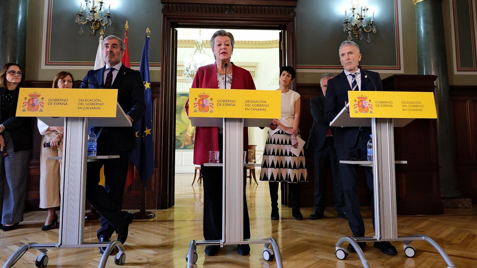 (i-d) El presidente de Canarias, Fernando Clavijo, junto a la comisaria europea de Interior, Ylva Johansson, y el ministro de Interior, Fernando Grande-Marlaska,