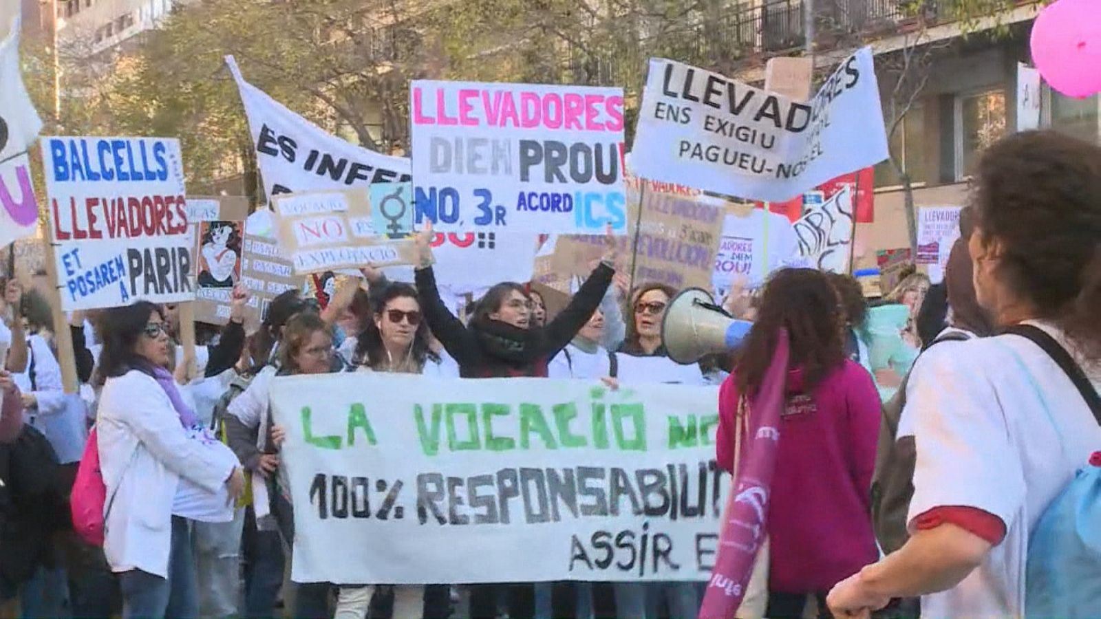 El col·lectiu d'infermeria es concentra davant Salut en el quart dia de vaga indefinida