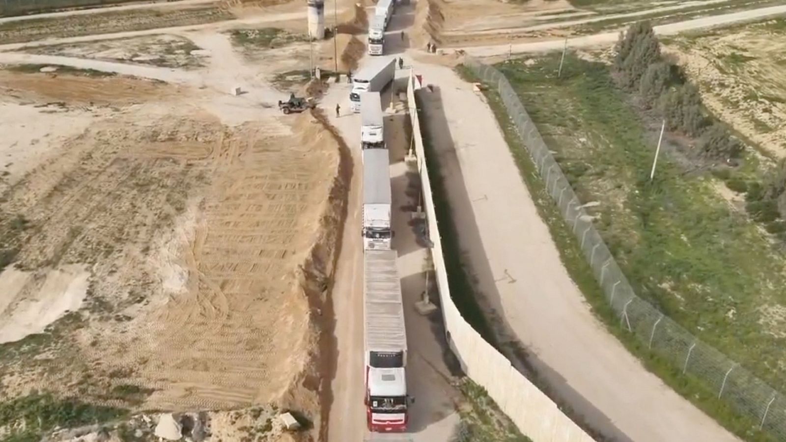 Camiones de ayuda humanitaria esperan en fila para ser inspeccionados en el cruce de Kerem Shalom