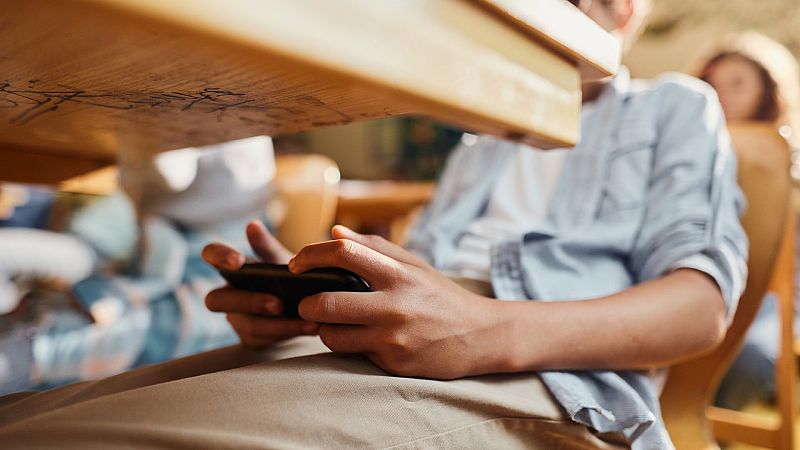 Regular el uso del móvil en menores: el desafío educativo en la era digital