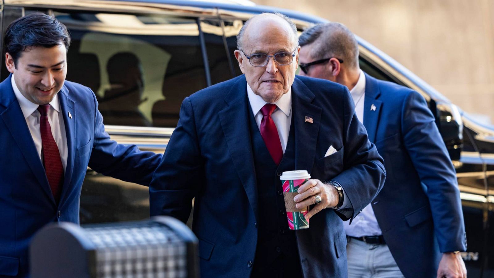 El exabogado de Donald Tump, Rudy Giuliani, a su llegada al juzgado