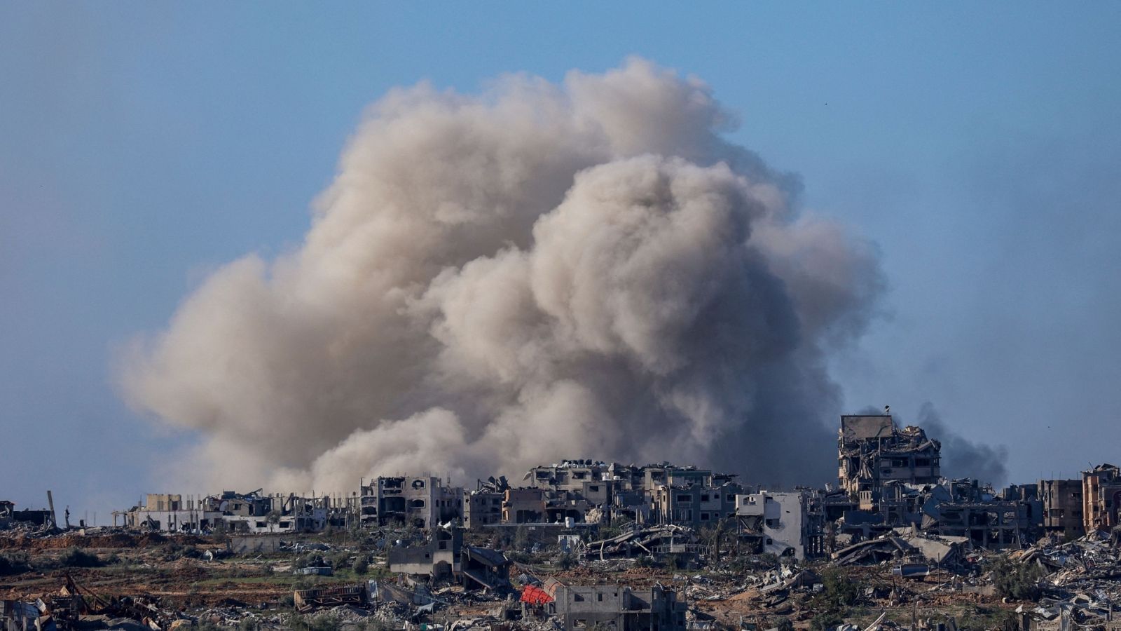 Humo tras los bombardeos en el norte de Gaza