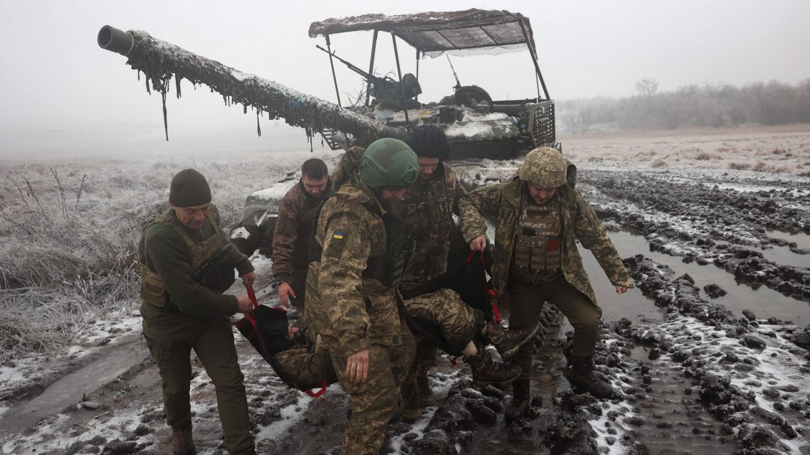 Practicas de evacuación de soldados ucranianos cerca de la línea del frente en Bajmut