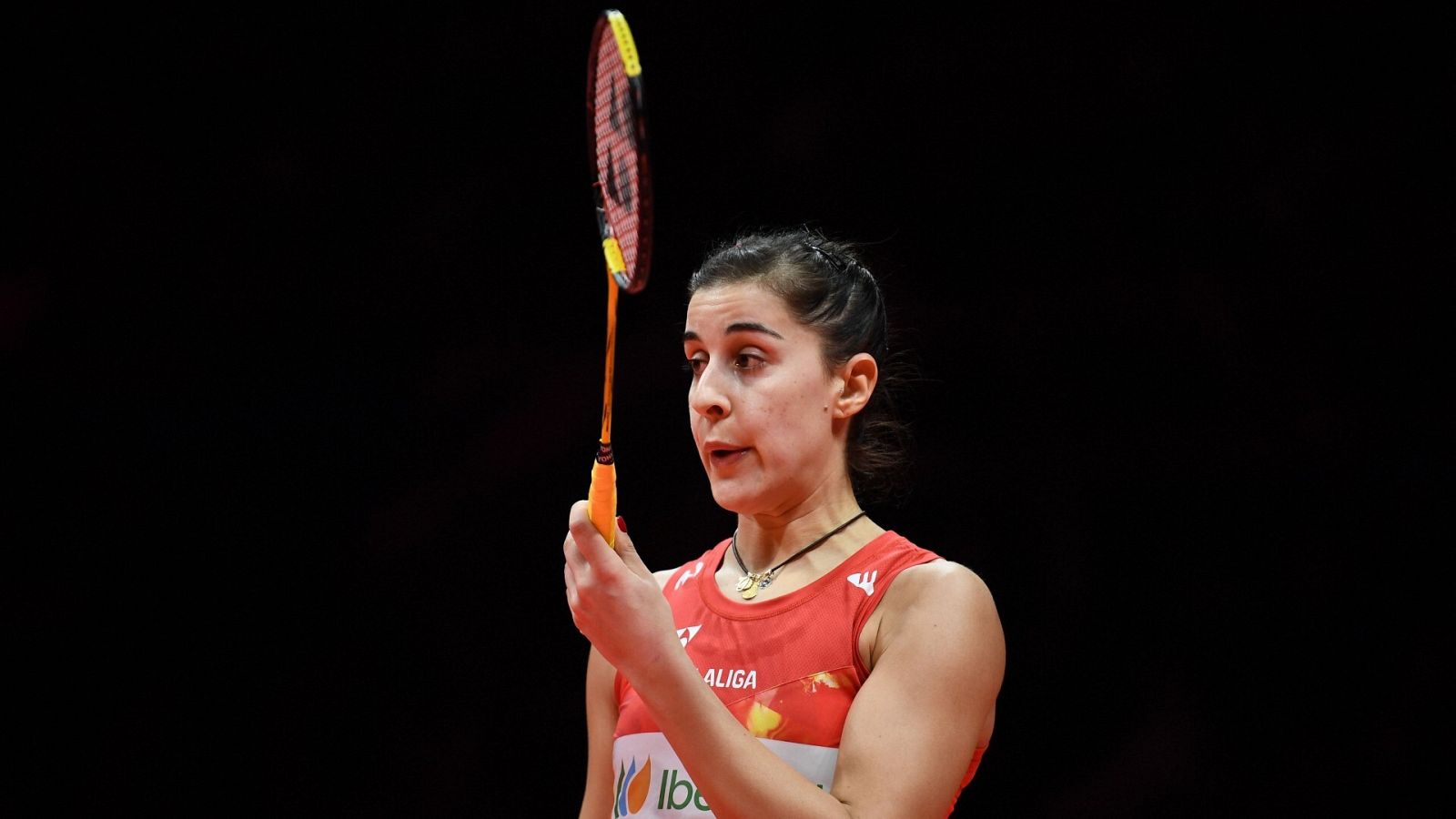 Carolina Marín durante un punto ante Tai Tzu Ying