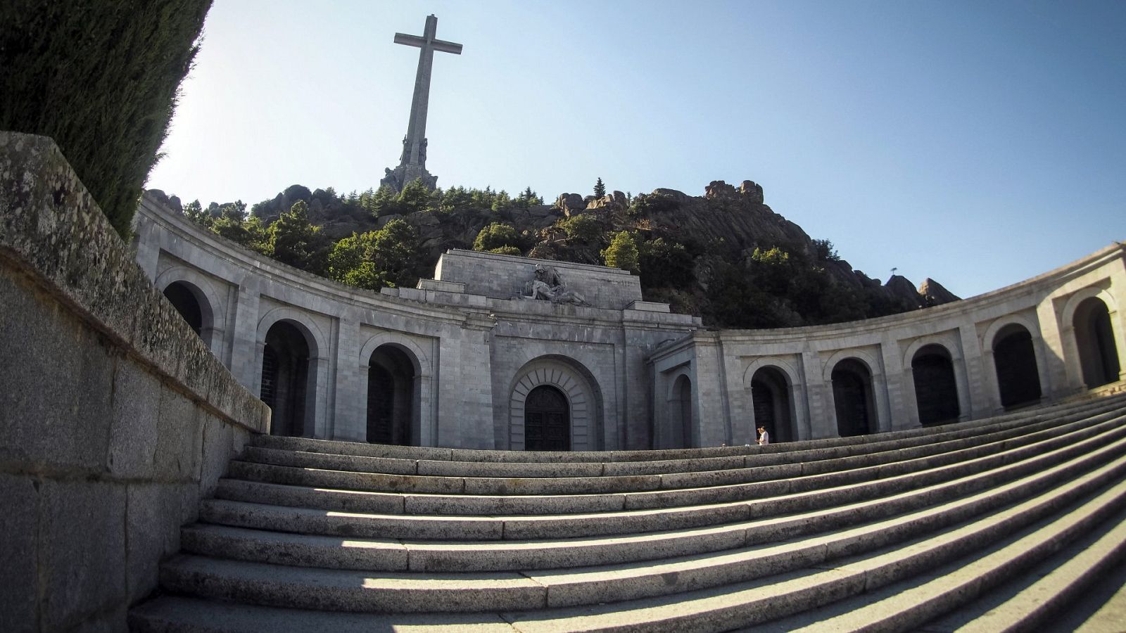 Vista de la fachada principal de la basílica del Valle de los Caídos