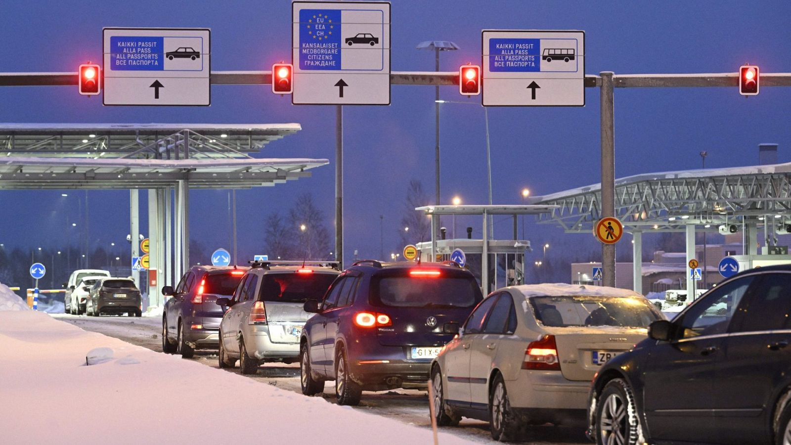 Hilera de coches en la frontera finlandesa