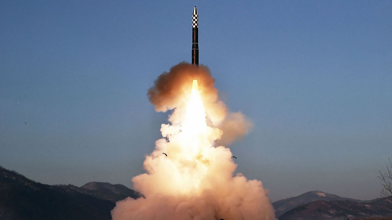 El lanzamiento de prueba de un misil balístico intercontinental (ICBM) Hwasongpho-18 en Corea del Norte.