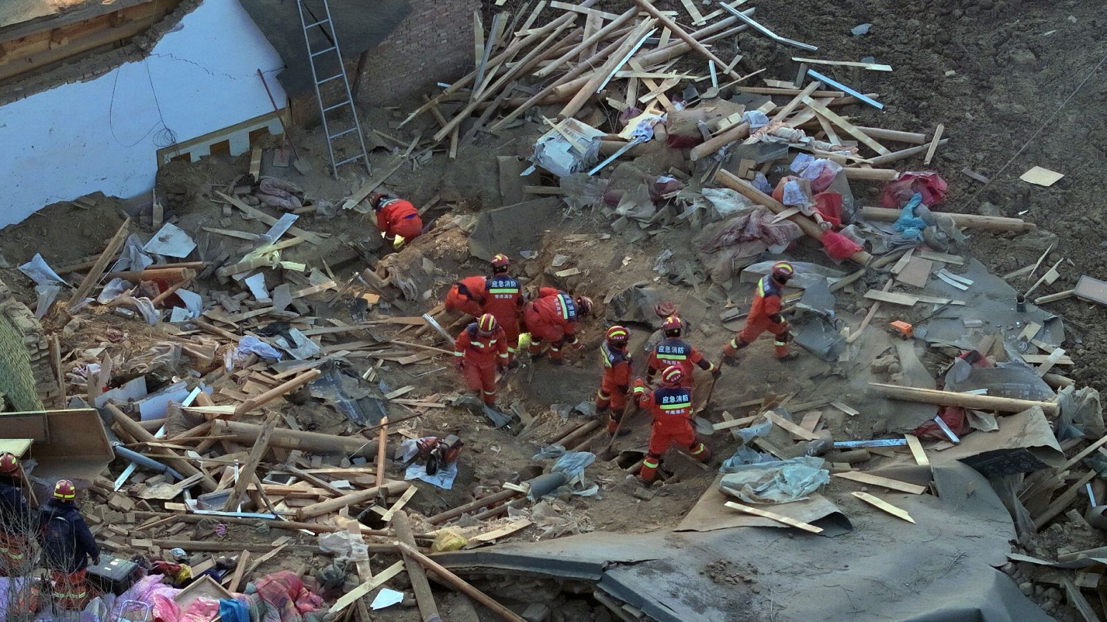Terremoto China al menos 118 muertos y más de 200 heridos