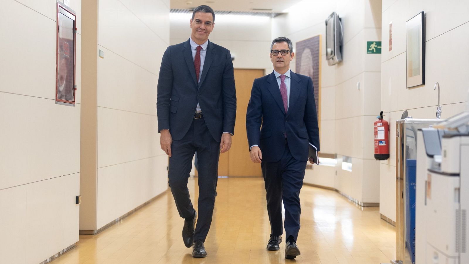 El ministro de la Presidencia, Félix Bolaños (d), y el presidente del Gobierno, Pedro Sánchez (i),