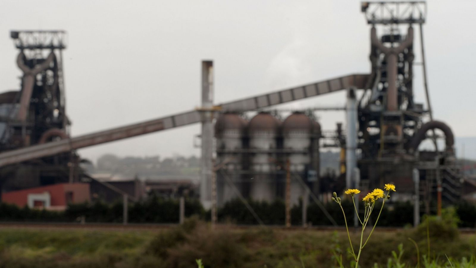 Vista en marzo de 2023 de las instalaciones de ArcelorMittal en Veriña, Gijón