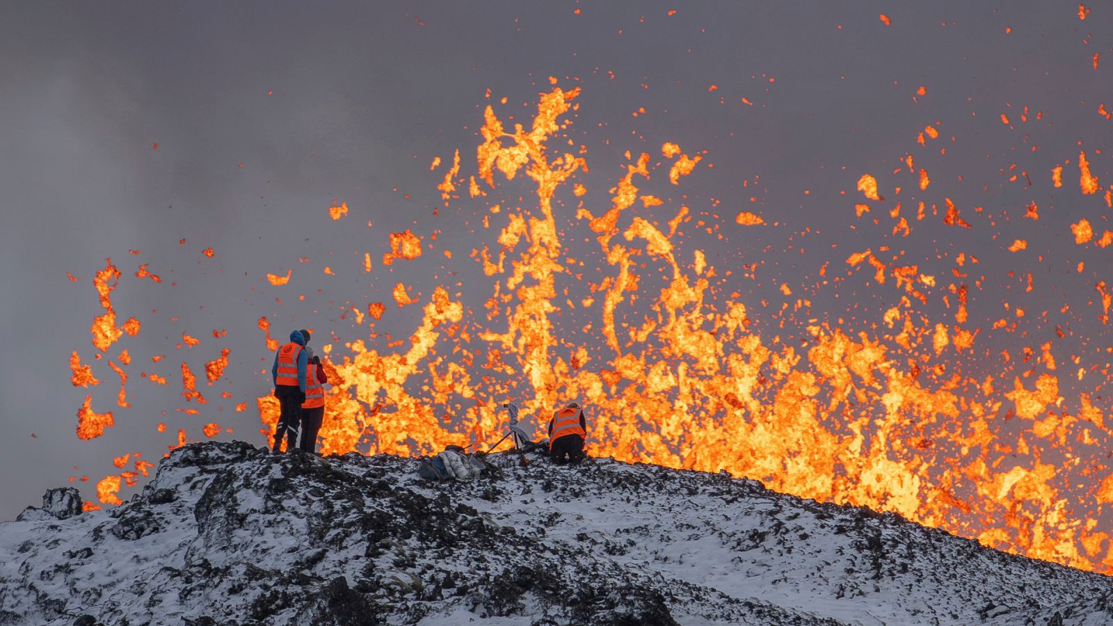 Científicos de la Universidad de Islandia monitorizan la reciente erupción de Grindavík.