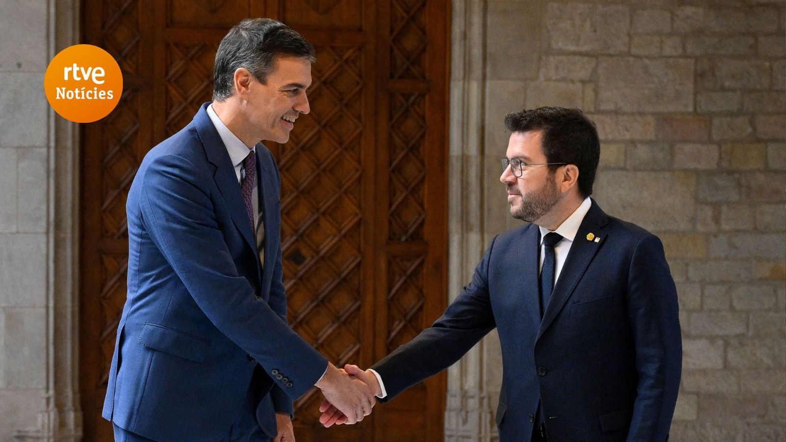 Encaixada de mans de Pedro Sánchez i Pere Aragonès abans de reunir-se al Palau de la Generalitat