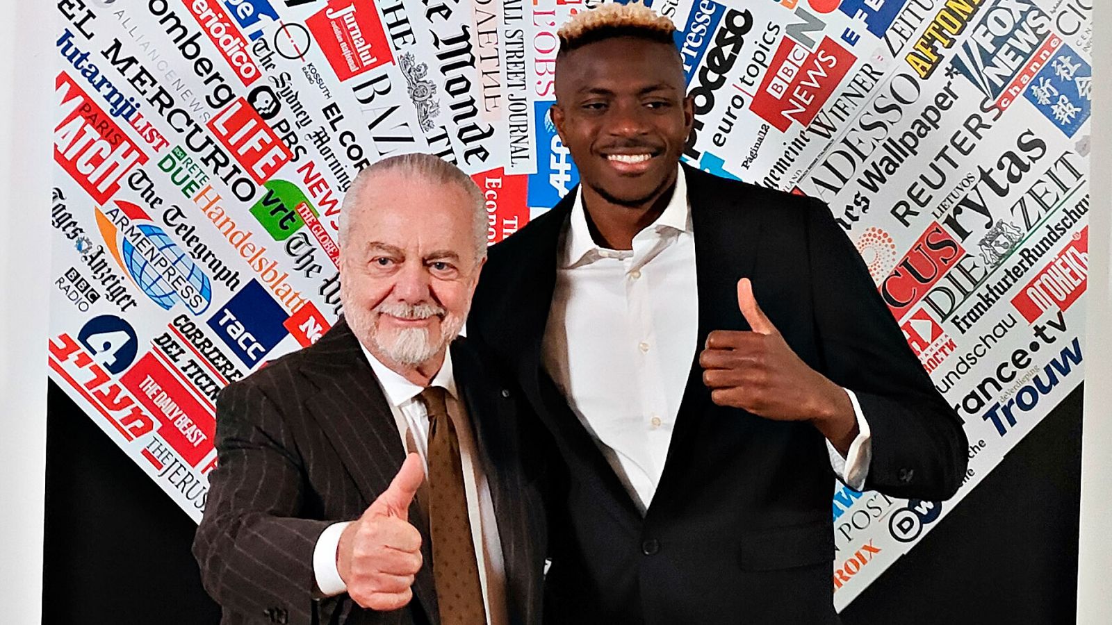 Imagen del nigeriano Victor Osimhen (d), delantero del Nápoles, junto al presidente del equipo, Aurelio de Laurentiis.