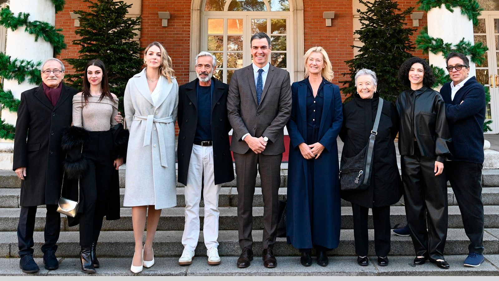 El elenco de Cuéntame cómo pasó posa junto a Pedro Sánchez en La Moncloa