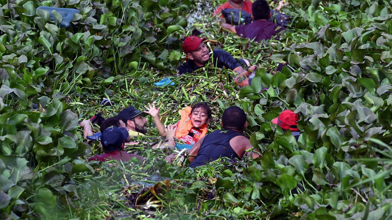 Las imágenes de 2023: migrantes cruzando el río Grande hacia EE.UU.