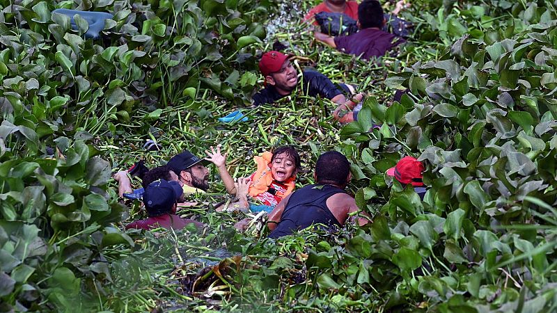 Las imágenes de 2023: migrantes cruzando el río Grande hacia EE.UU.