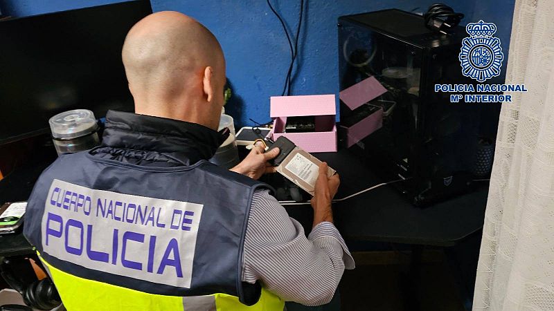 Un miembro de la Policía Nacional registra un dispositivo USB