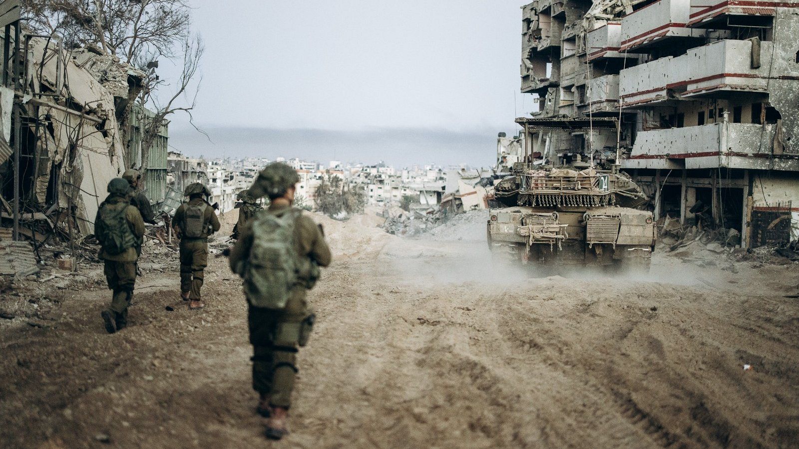 Soldados israelíes durante uno de los ataques en la franja de Gaza este lunes.