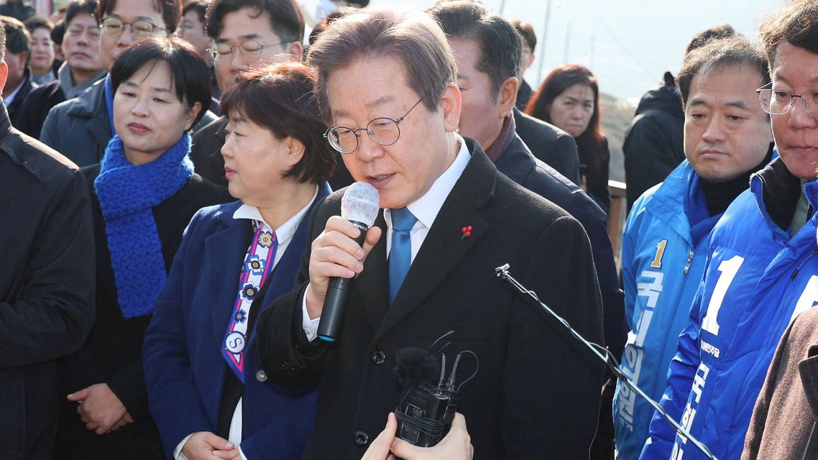 El líder del Partido Democrático (PD) surcoreano, Lee Jae-myung, durante su visita a Busan