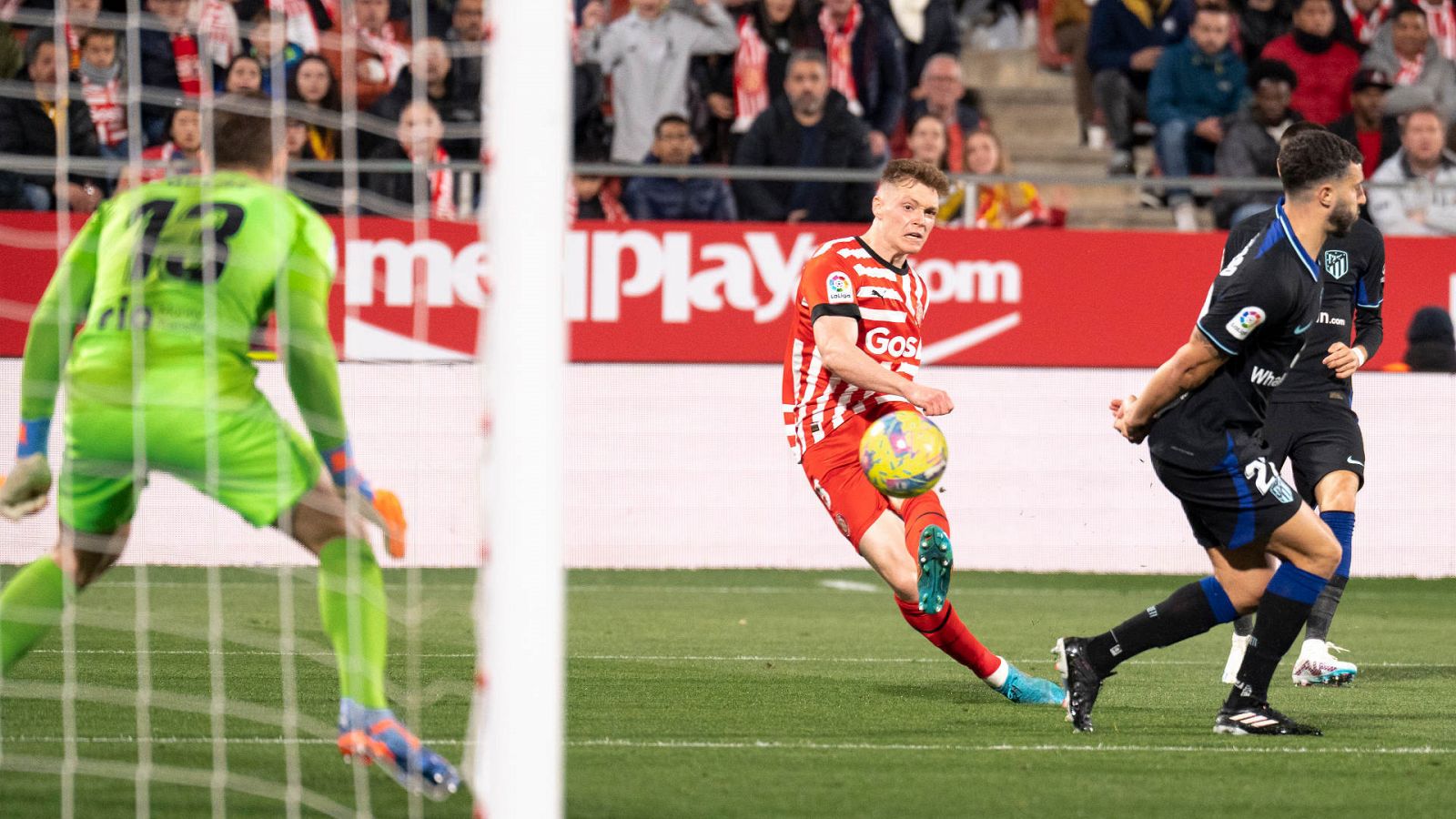 Un lance del Girona - Atlético de Madrid de la pasada Liga: Tsygankov (c), remata ante el defensa colchonero Mario Hermoso