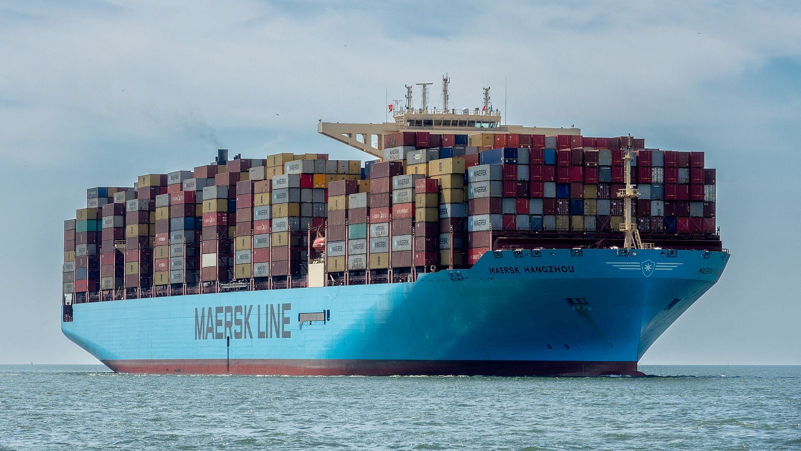 El portacontenedores atacado Maersk Hangzhou navega por el canal de Wielingen, Westerschelde