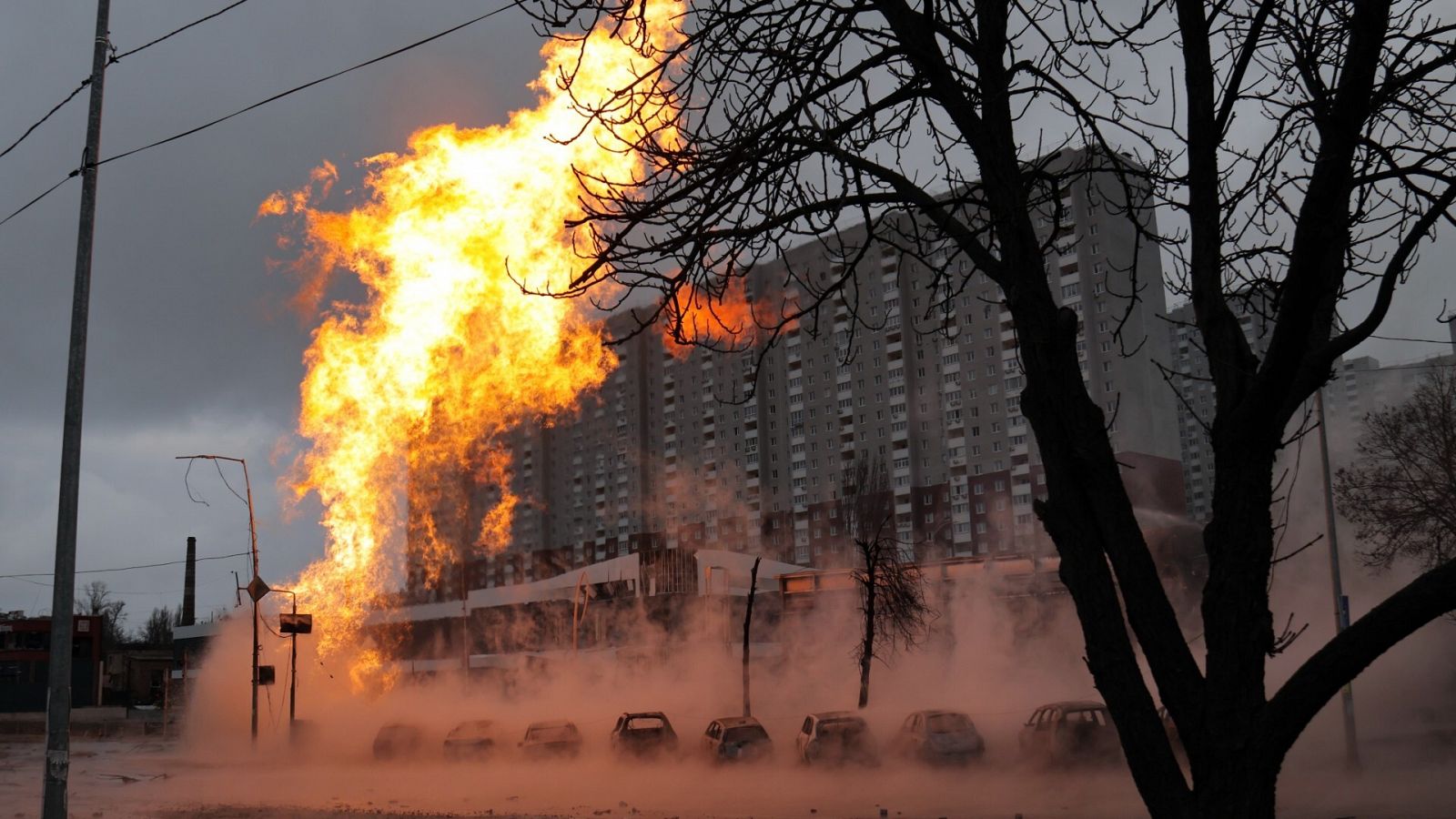 Incendio provocado por un bombardeo ruso en Kiev el martes