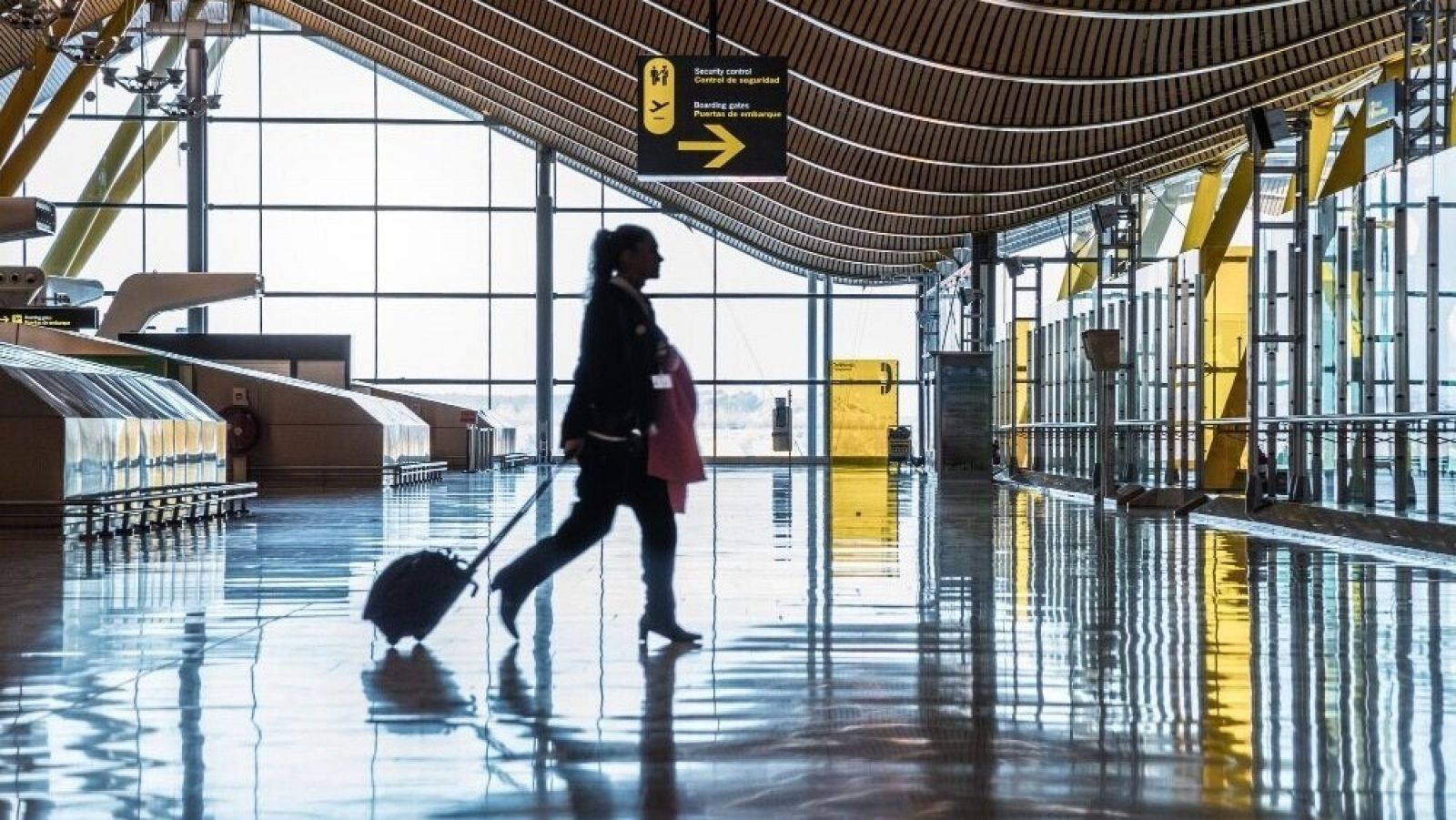 Viajera en una termina del aeropuerto Adolfo Suárez Madrid-Barajas