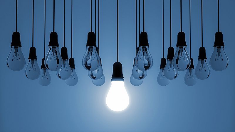 Precio luz hoy y horas más baratas: varias bombillas, una encendida