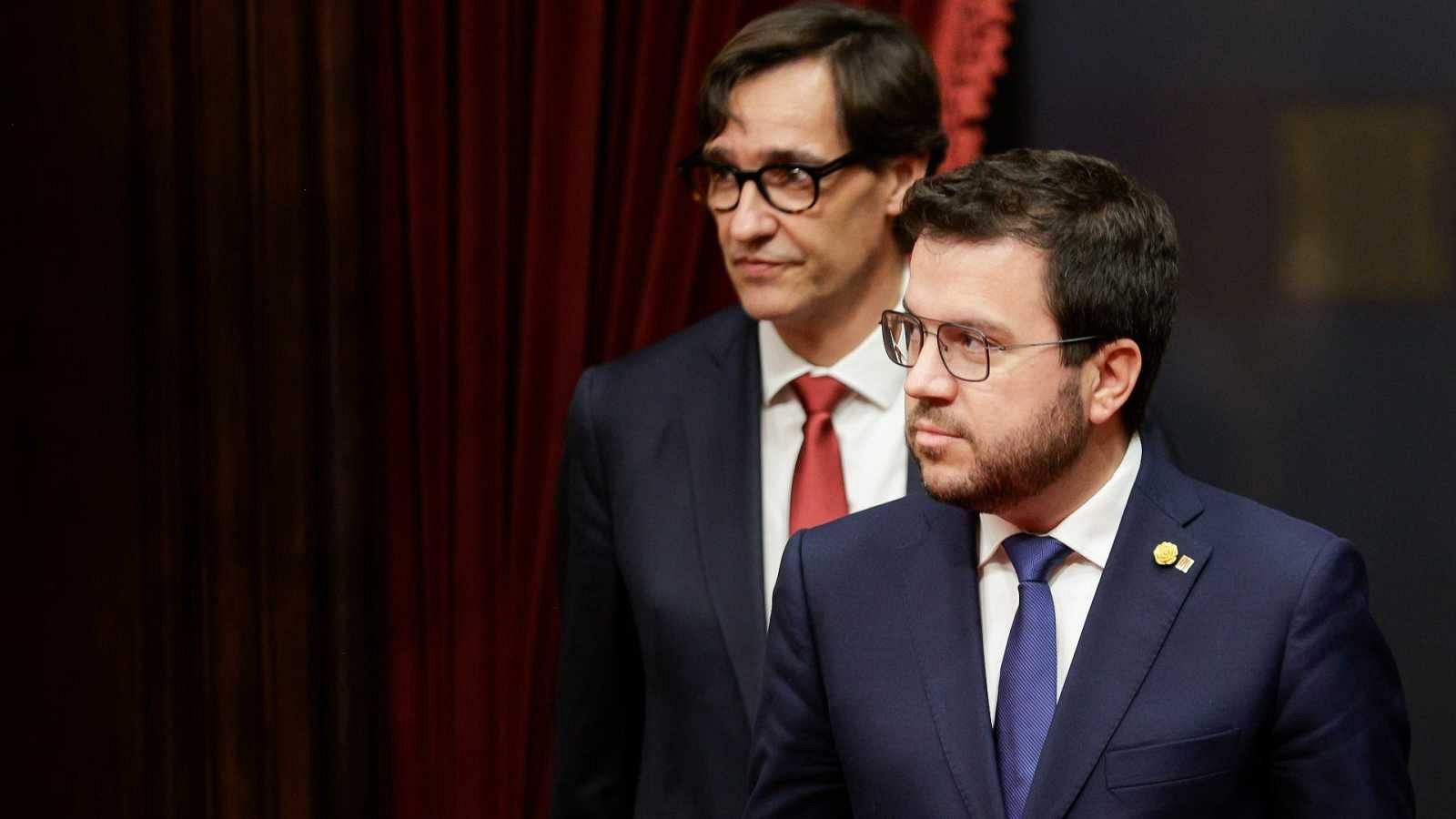 Pere Aragonès i Salvador Illa coincideixen a l'entrada de l'hemicicle del Parlament