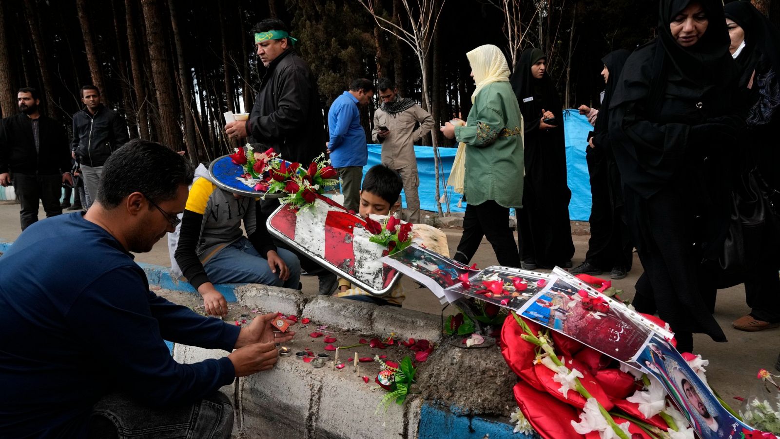 Luto en la ciudad iraní de Kerman tras los atentados del miércoles que dejaron 84 muertos