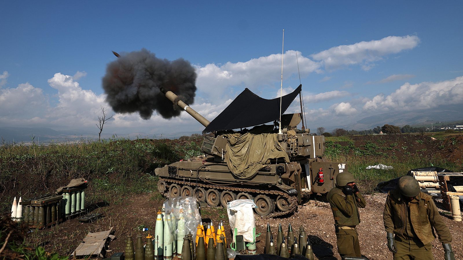 Una unidad de artillería israelí dispara hacia un objetivo en el Líbano desde un lugar no revelado en la frontera entre Líbano e Israel, Israel, este jueves.