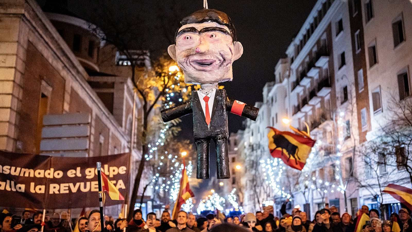 Manifestantes cuelgan y apalean un muñeco de Pedro Sánchez en Ferraz