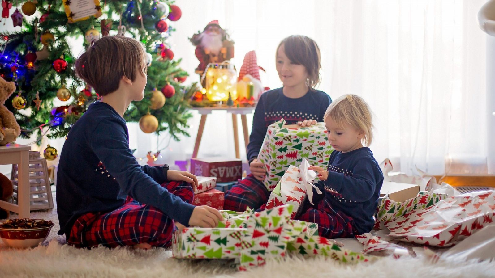 Nens i nenes obrint els regals dels Reis Mags en el matí més màgic de l'any