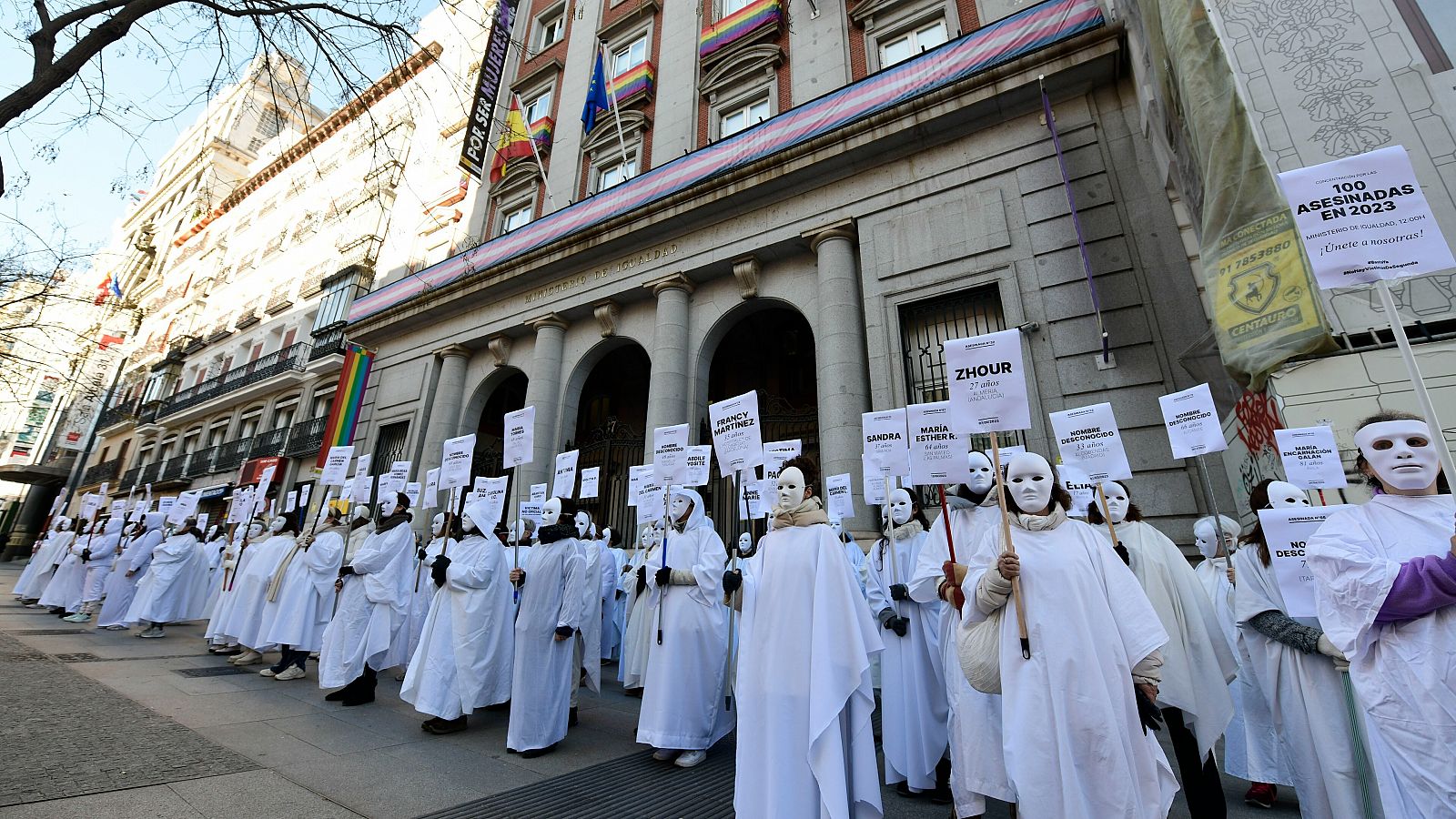 'Concentración fúnebre' organizada por organizaciones feministas frente al Ministerio de Igualdad este domingo para pedir que se contabilicen de forma oficial todos los feminicidios