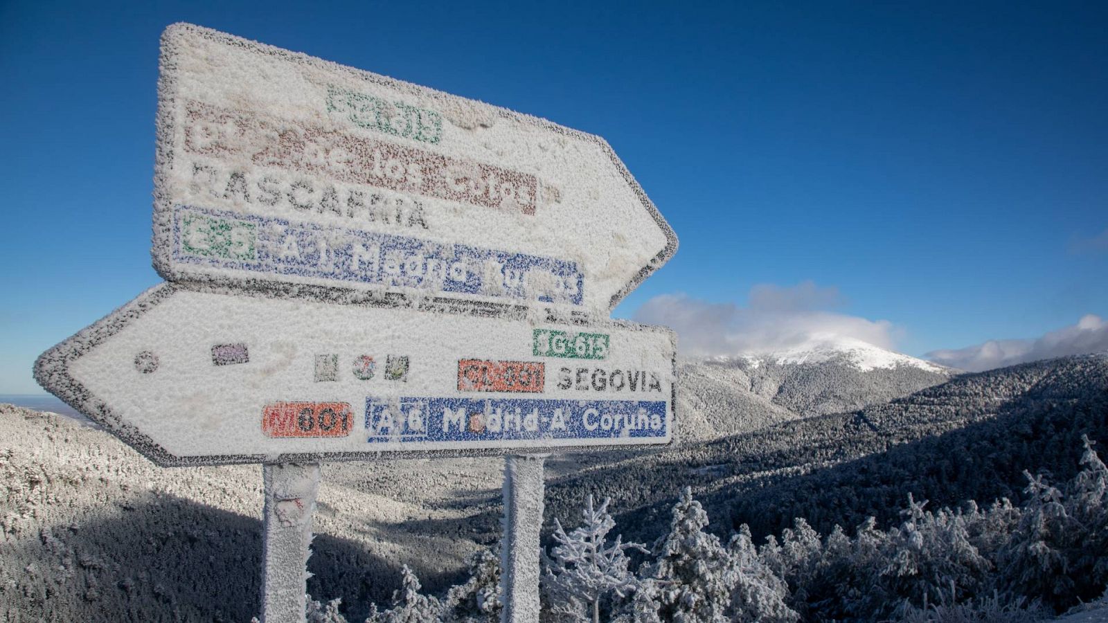 La nieve cubre la carretera M-601 a la altura del Puerto de Navacerrada,