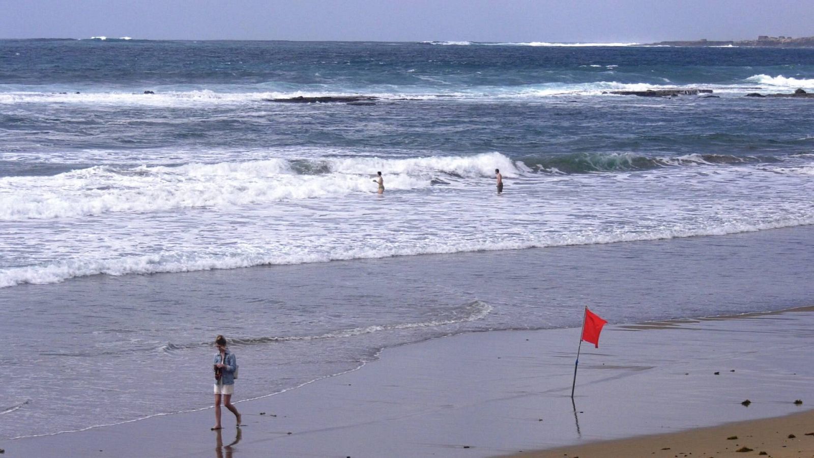 Aviso de bandera roja en una playa de Canarias