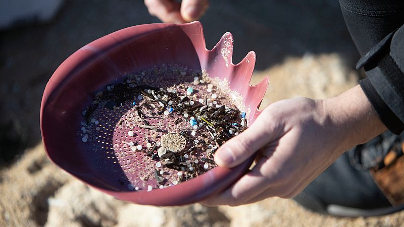 Los microplásticos han aparecido a lo largo de la costa atlántica de Galicia.