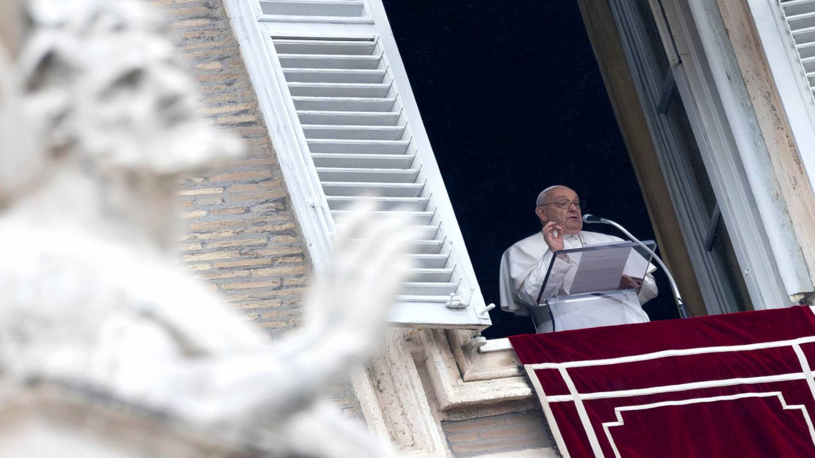 El papa Francisco dando el rezo del Ángelus