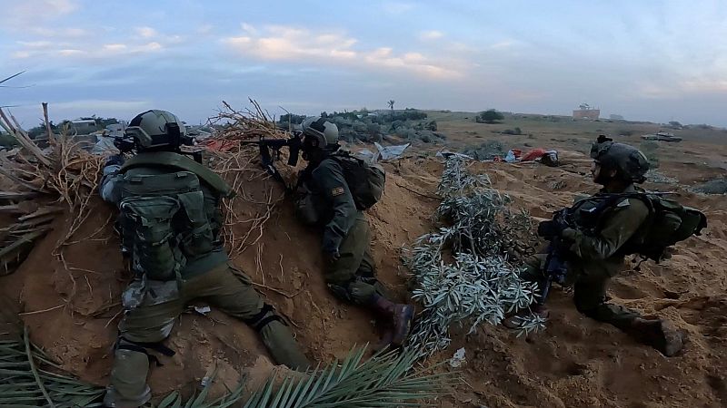 Soldados israelíes operan en la Franja de Gaza