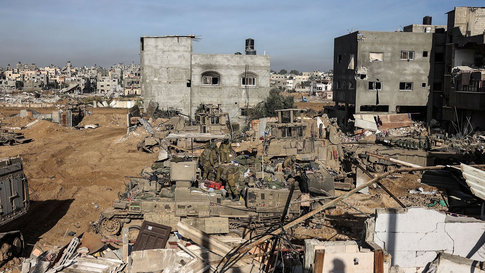Soldados israelíes operan en Gaza en medio del conflicto entre Israel y el grupo islamista palestino Hamás