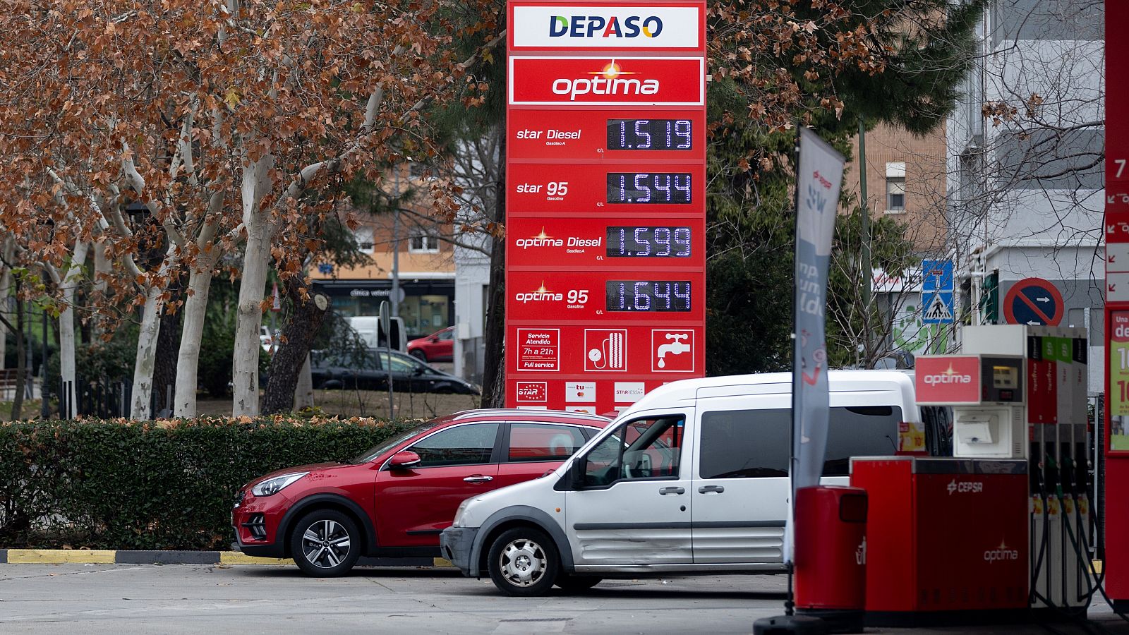 Varios vehículos en una gasolinera de Madrid (España)