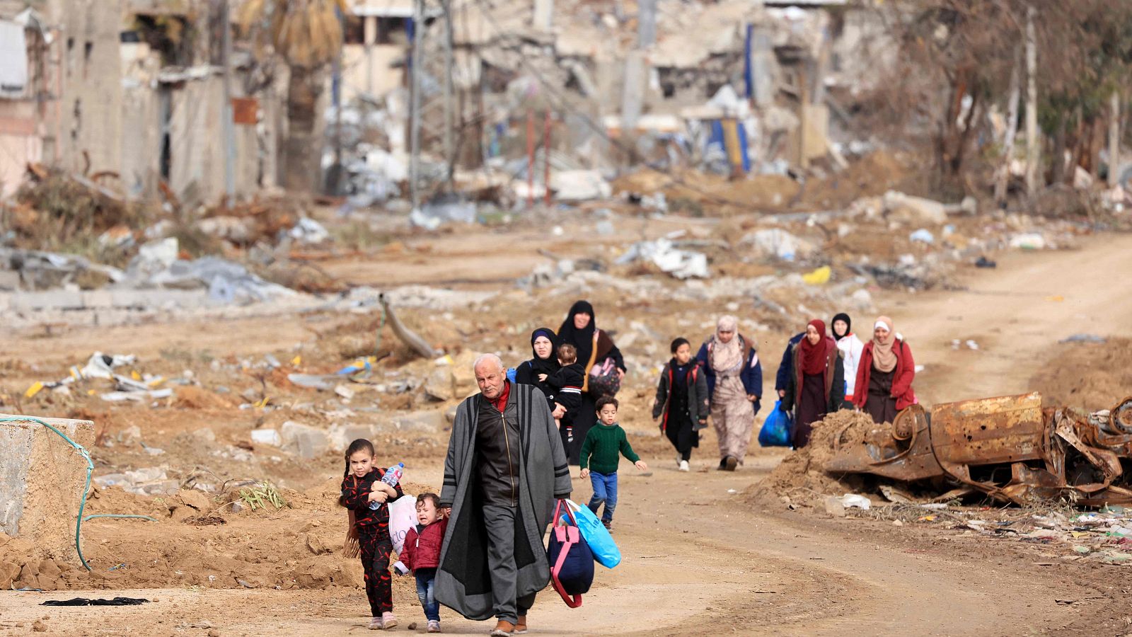 Palestinos andan por las derruidas calles de Gaza tras perder su casa por un bombardeo israelí