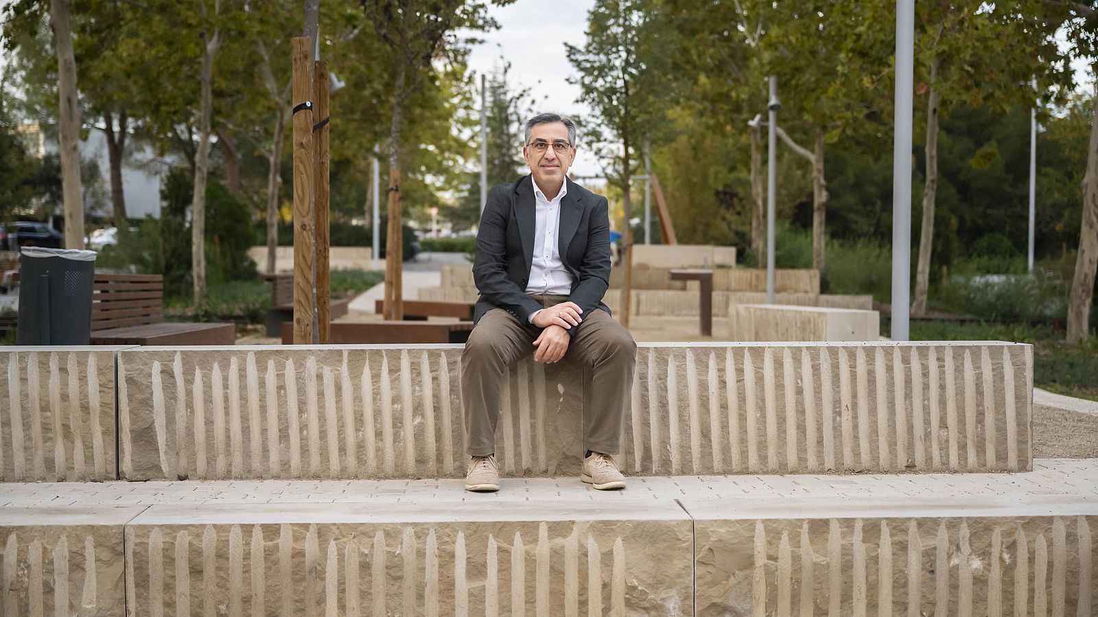 Arash Arjomandi assegut en un parc per a 'Noms propis'