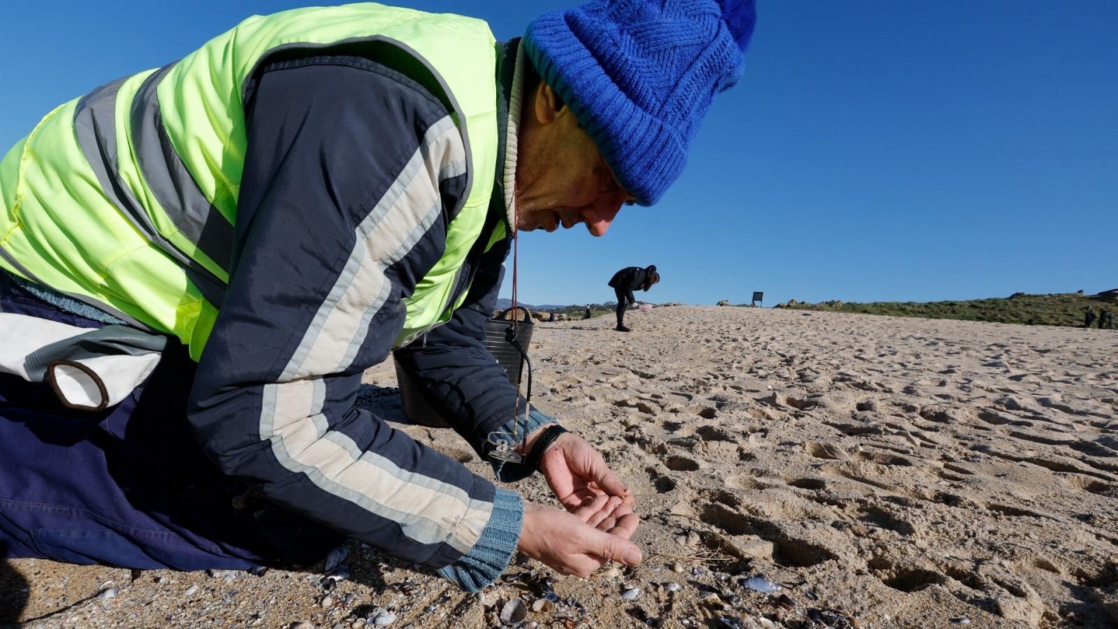 Cientos de voluntarios se han lanzado a limpiar las playas en Galicia, pero siguen siendo números lejanos a la "marea blanca" de 2002