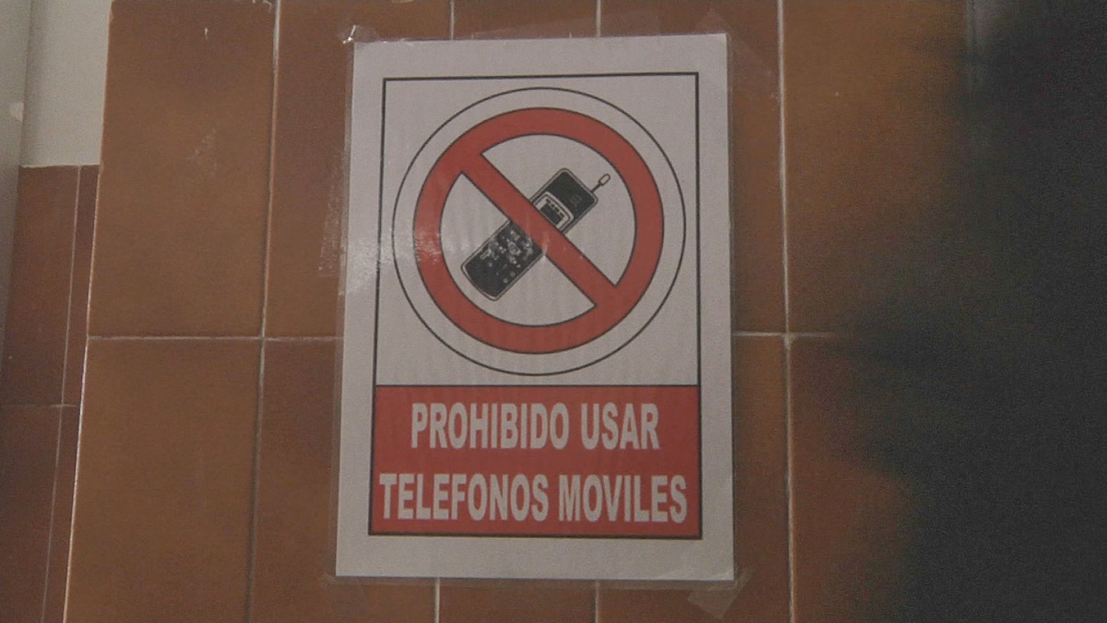 Un cartel sobre la prohibición de teléfonos móviles, en el Instituto Reyes Católicos